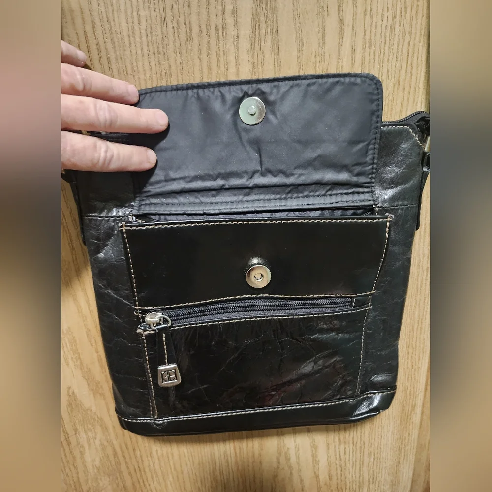 Giani Bernini Black Messenger Bag with Minimalist Design